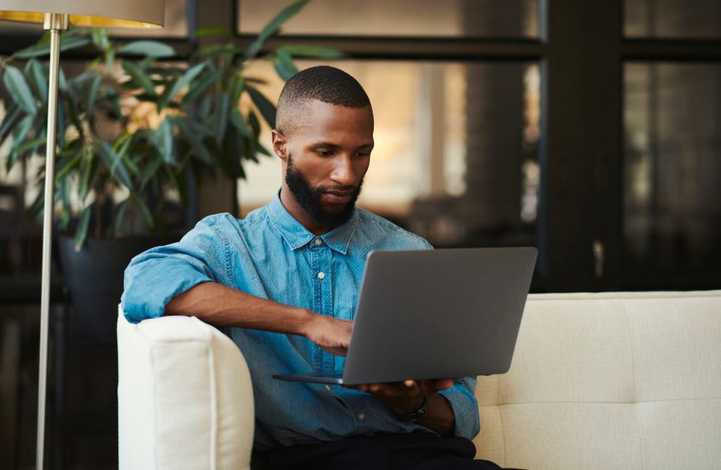 Homem utilizando o computador