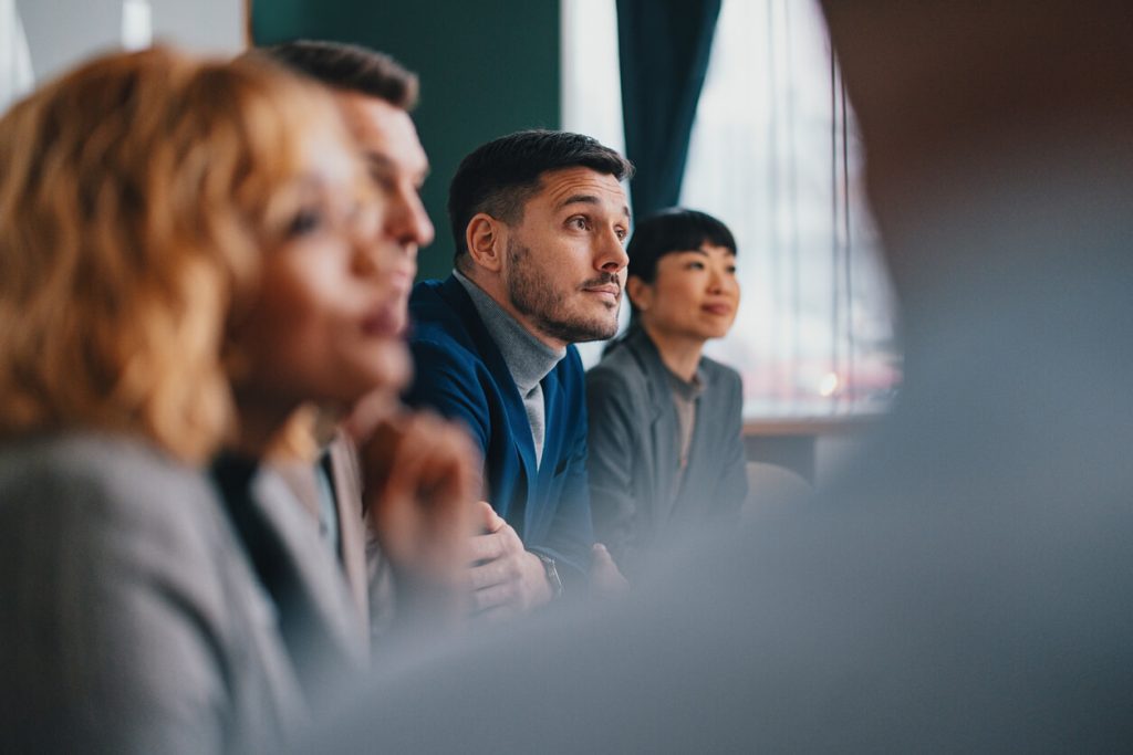 Colaboradores prestando atenção em uma apresentação.