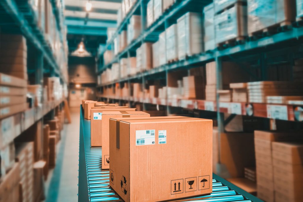 Centro de distribuição com caixas na esteira