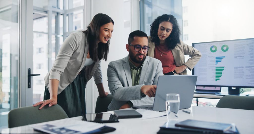 Pessoas analisando dados de campanhas