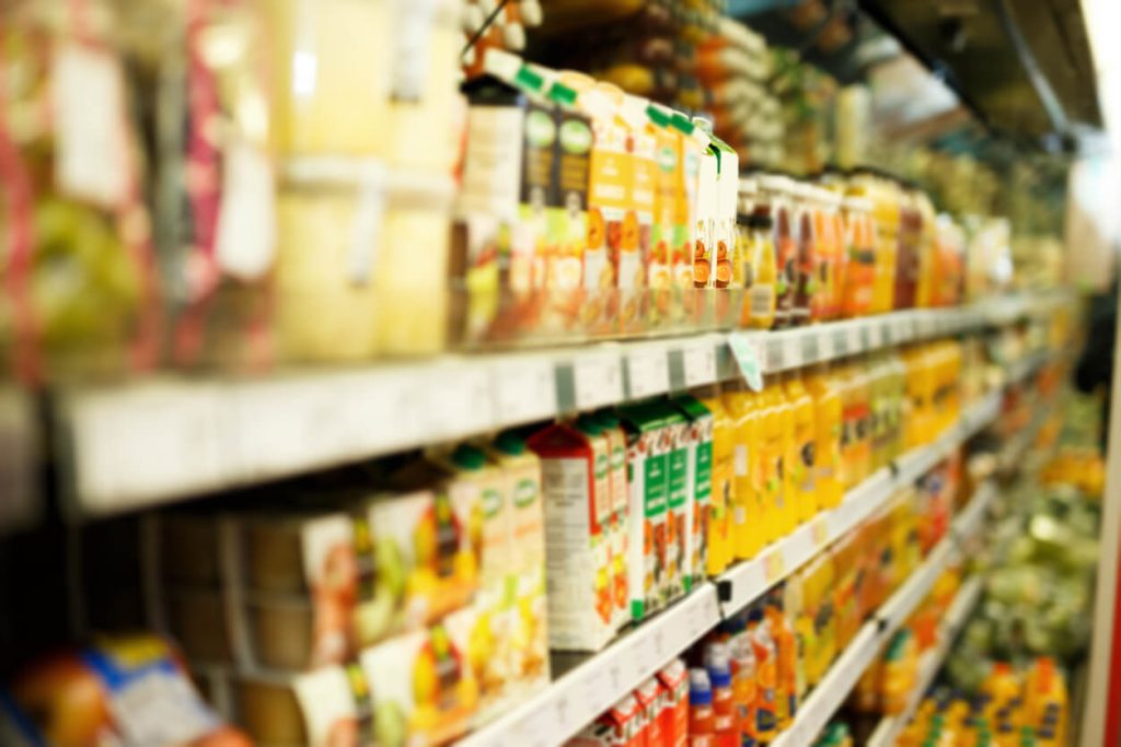 Prateleira em supermercado com marcas próprias