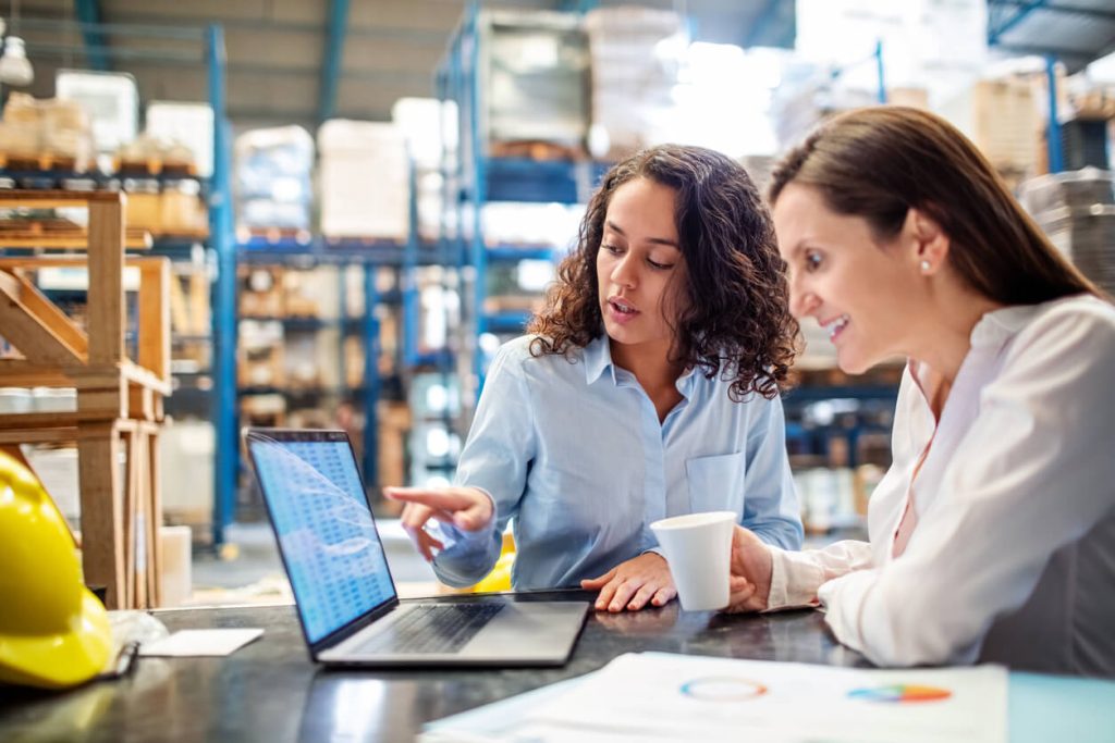 Mulheres olhando para o computador dentro de uma indústria fabricante