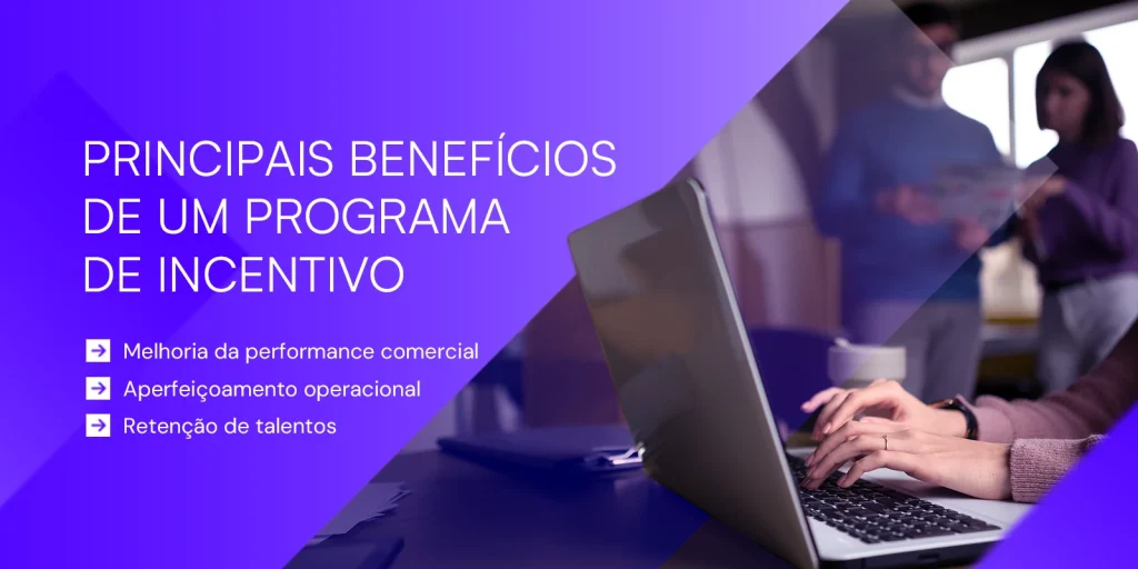 Imagem de apresentação sobre principais benefícios de um programa de incentivo, com texto em destaque e pessoas usando notebook em um ambiente de trabalho corporativo.